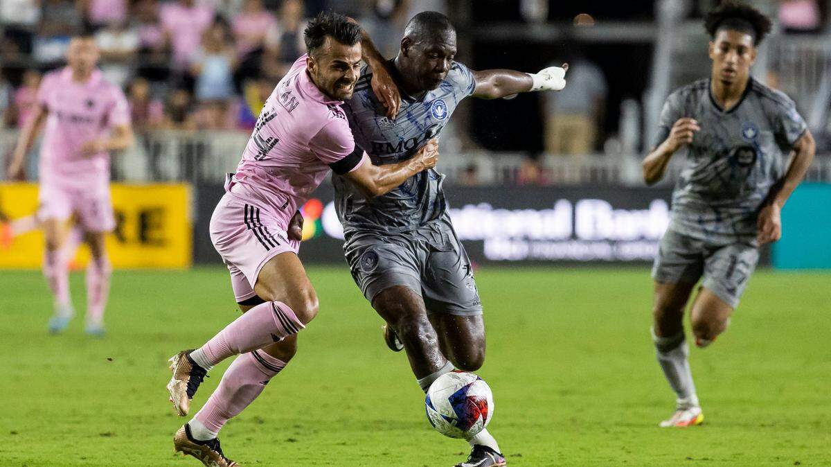 El delantero del Inter Miami Corentin Jean (izq.) lucha por la pelota con Kamal Miller, de Montreal, en el partido de la MLS celebrado el 25 de febrero de 2023 en el DRV PNK Stadium en Fort Lauderdale, Florida.