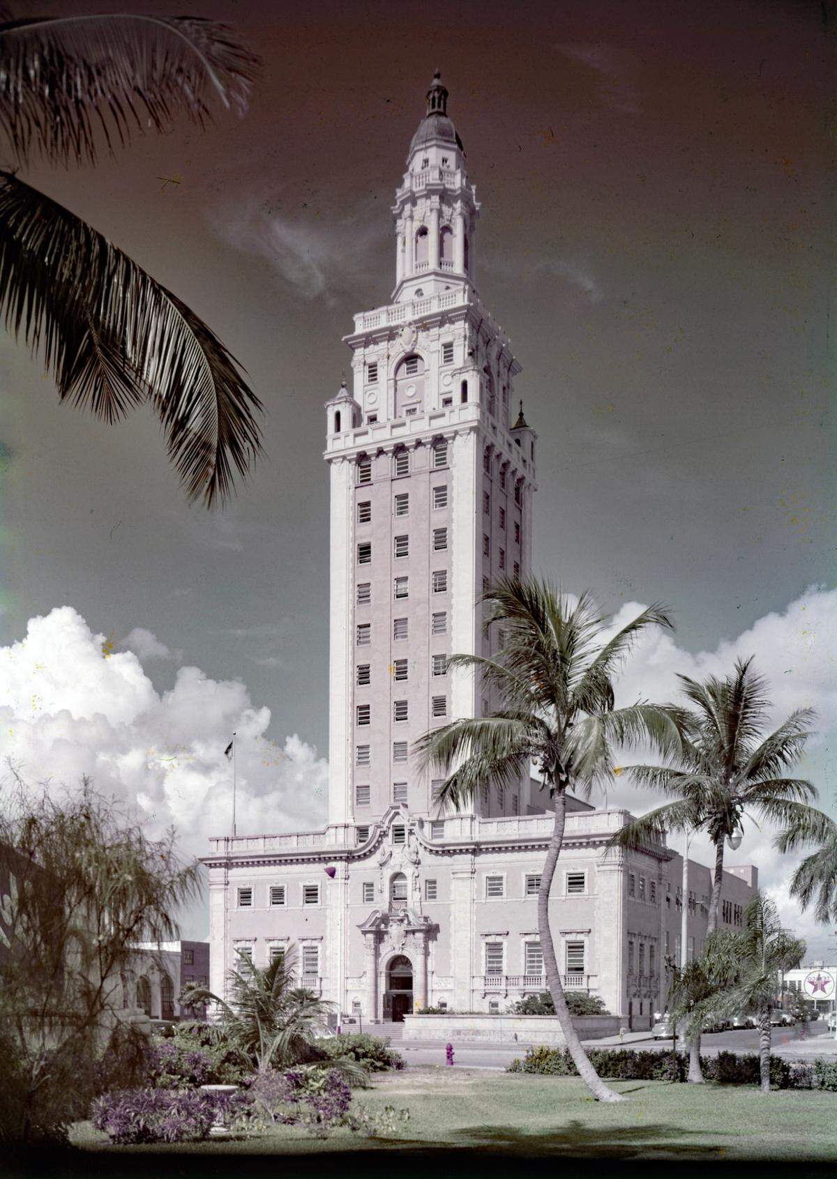 El Miami Daily News Building (Schultze & Weaver, 1925), ahora conocido como la Freedom Tower.