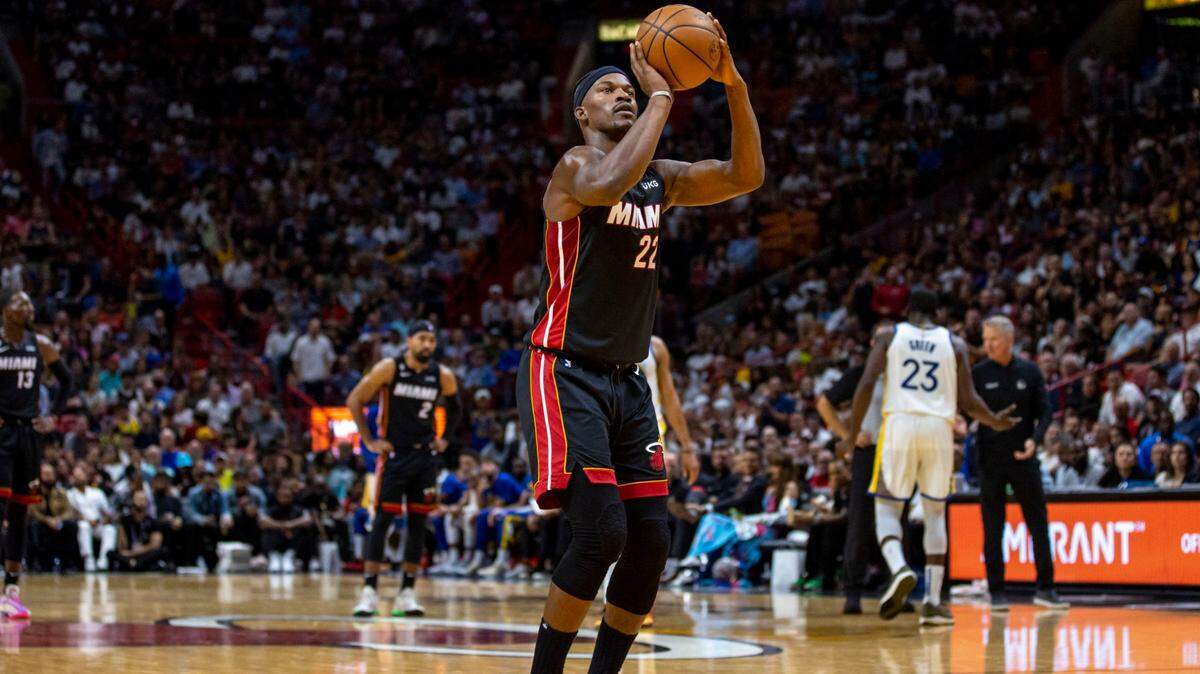 El jugador del Heat Jimmy Butler tira al aro en el partido ante los Warriors el 1ro de noviembre de 2022 en Miami.