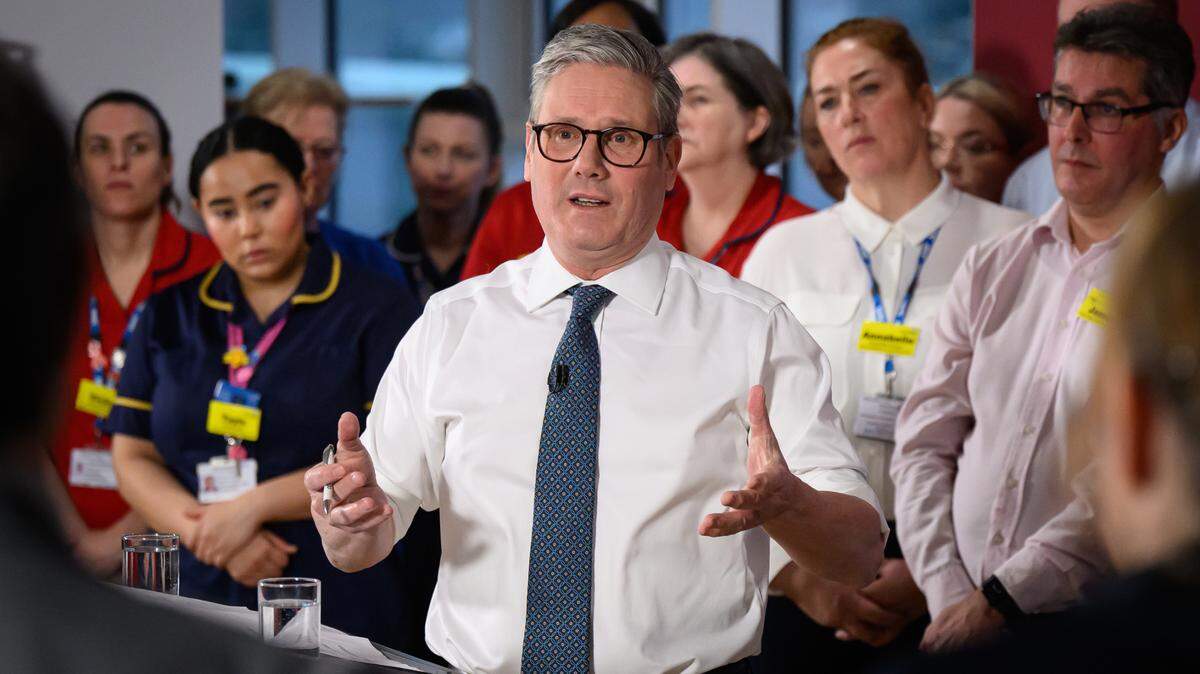 El primer ministro británico, Keir Starmer, visita un Centro de Operaciones Ortopédicas en Epsom, al sur de Londres, el lunes 6 de enero de 2025.