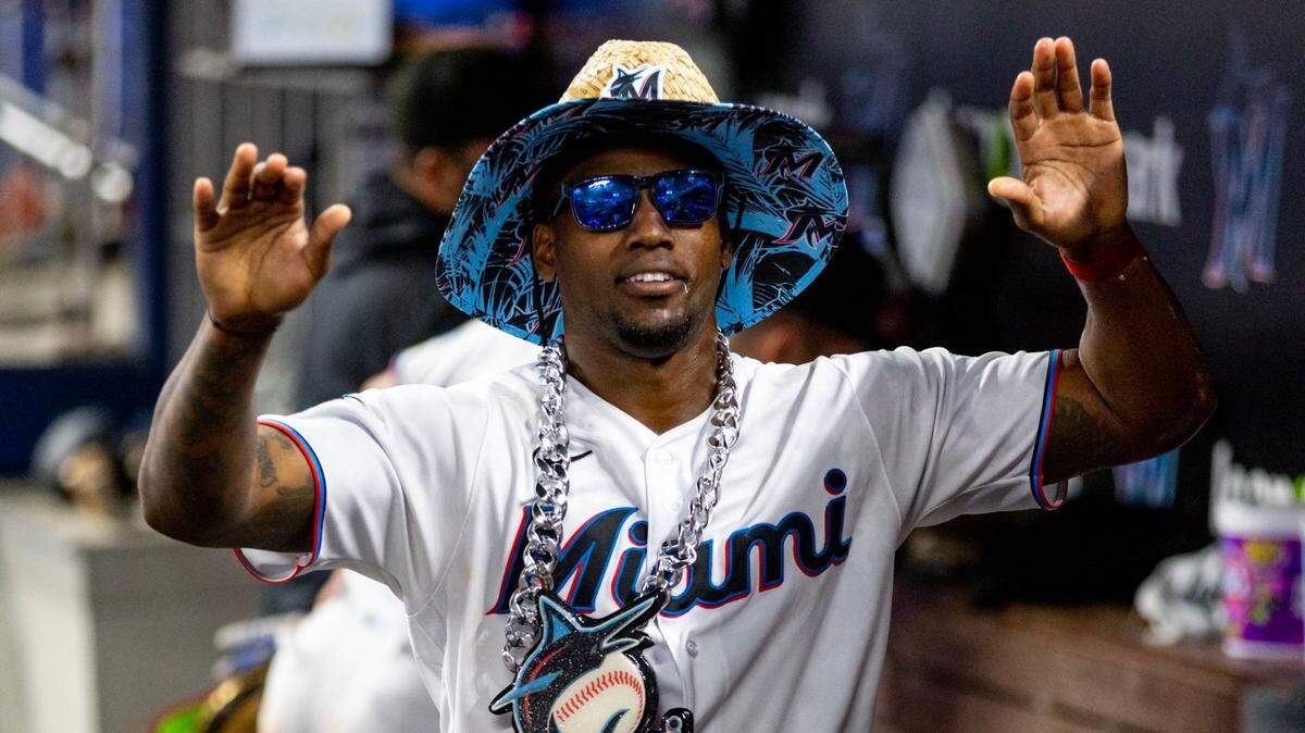 El bateador designado de los Marlins Jorge Soler celebra tras batear un jonrón en el noveno inning del partido ante los Nacionales de Washington, celebrado el 16 de mayo de 2023 en Miami.
