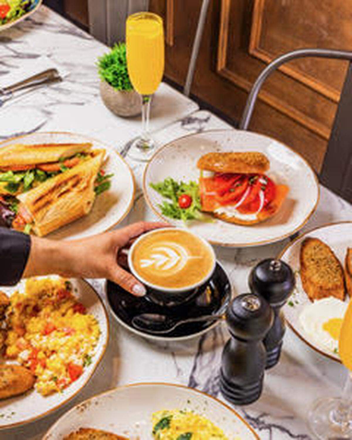 Este 12 de mayo, sorprende a tu mamá en uno de los locales de Crema Gourmet Expresso Bar con un delicioso brunch.