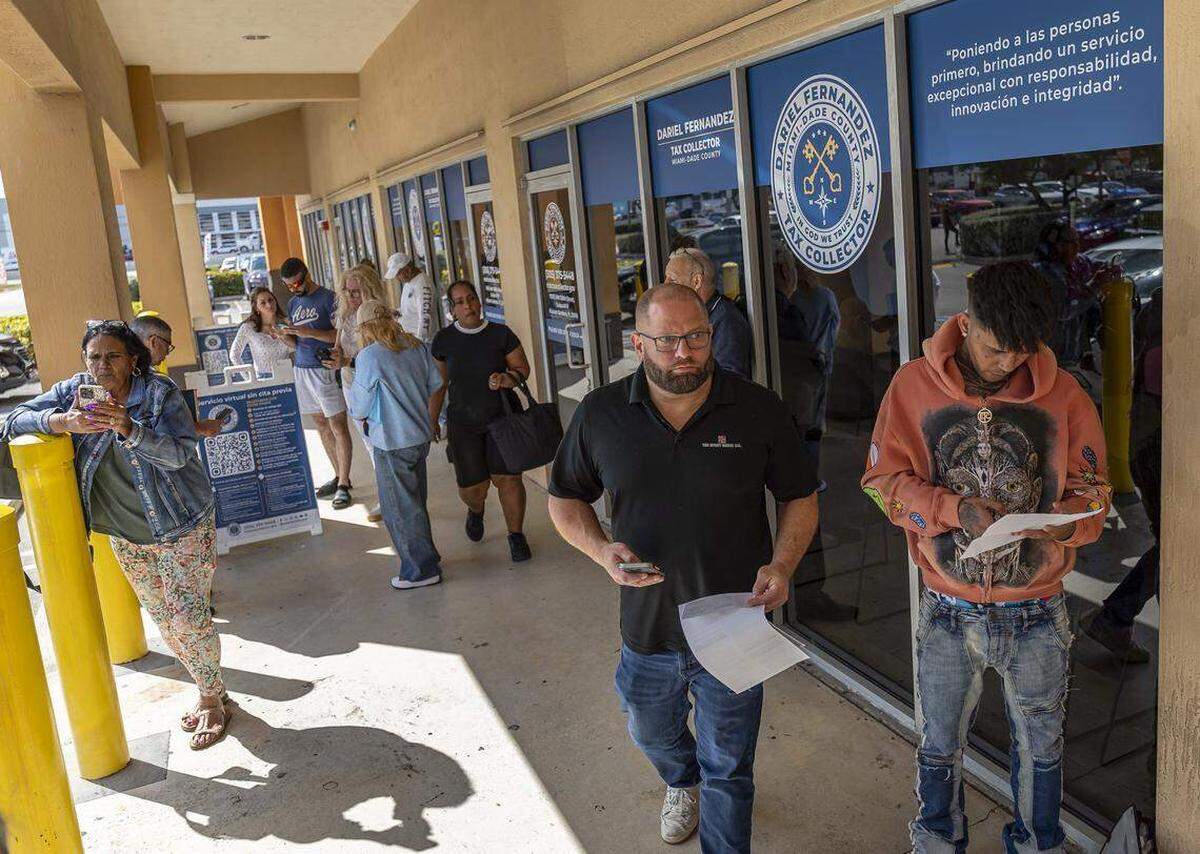 Personas esperan afuera de una oficina de licencias de conducir para sus citas el martes 10 de febrero de 2026, en Hialeah Gardens. Foto de Matias J. Ocner mocner@miamiherald.com