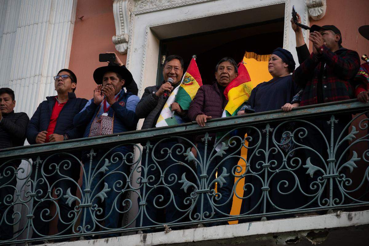 El presidente boliviano Luis Arce saluda a sus partidarios en un balcón del palacio de gobierno. Los soldados habían tomado la plaza frente al palacio de gobierno boliviano el miércoles durante un intento de golpe de estado el 26 de junio de 2024, Bolivia, La Paz.