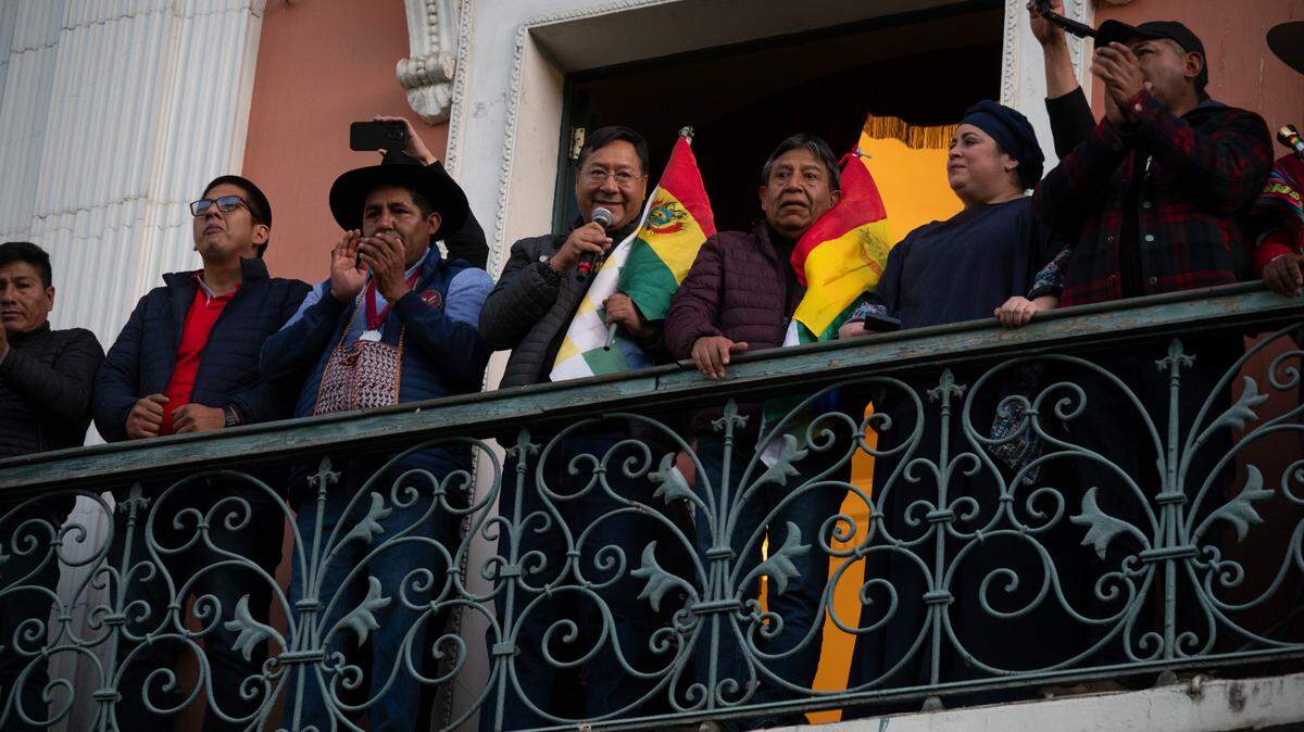 El presidente boliviano Luis Arce saluda a sus partidarios en un balcón del palacio de gobierno. Los soldados habían tomado la plaza frente al palacio de gobierno boliviano el miércoles durante un intento de golpe de estado el 26 de junio de 2024, Bolivia, La Paz.