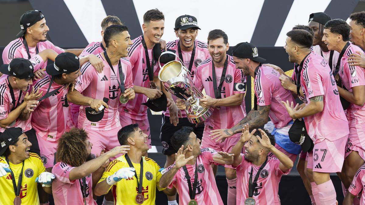 El delantero del Inter Miami, Lionel Messi, se  prepara para levantar la copa junto a sus compañeros de equipo tras coronarse campeones de la MLS al derrotar en la final al Vancouver Whitecaps, en el partido celebrado el 6 de diciembre de 2025 en el Chase Stadium en Fort Lauderdale, Florida.