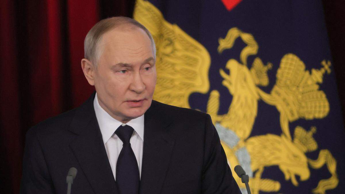 En esta fotografía de agencia distribuida por la estatal rusa Sputnik, el presidente de Rusia, Vladimir Putin, habla durante la reunión anual ampliada de la Junta del Ministerio del Interior de Rusia en Moscú, el 4 de marzo de 2026.