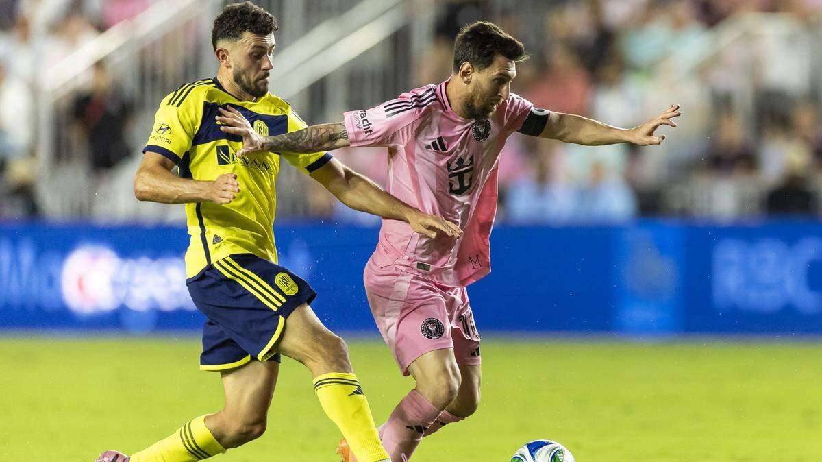 El astro del Inter Miami Lionel Messi corre con la pelota ante la marca de Patrick Yazbek, de Nashville, en el partido de playoff de la MLS celebrado el 24 de octubre de 2025 en el Chase Stadium en Fort Lauderdale, Florida.