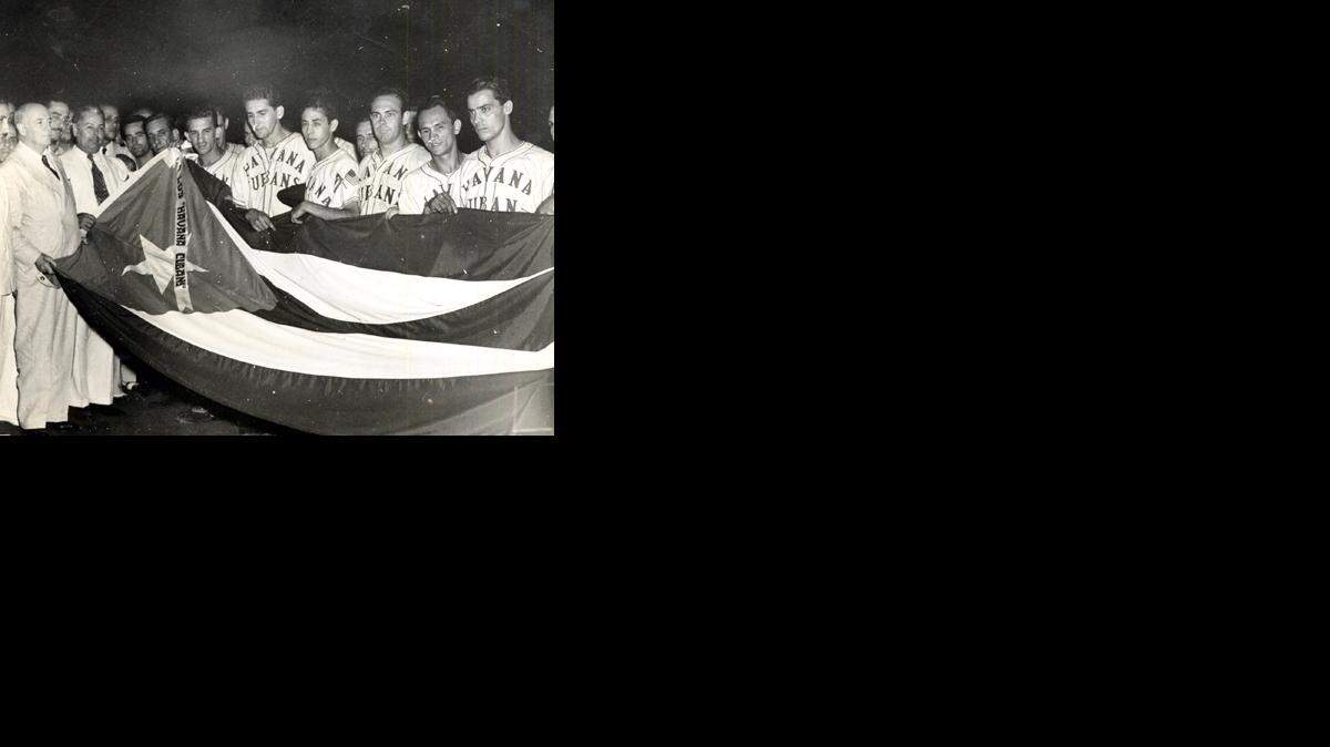 MERITO ACOSTA y jugadores del Havana Cubans sostienen la bandera cubana al ganar el torneo 
de la Liga Internacional de la Florida en 1946, cuando por primera vez una ciudad fuera de 
Estados Unidos ingresaba a la organizacion de Grandes Ligas.