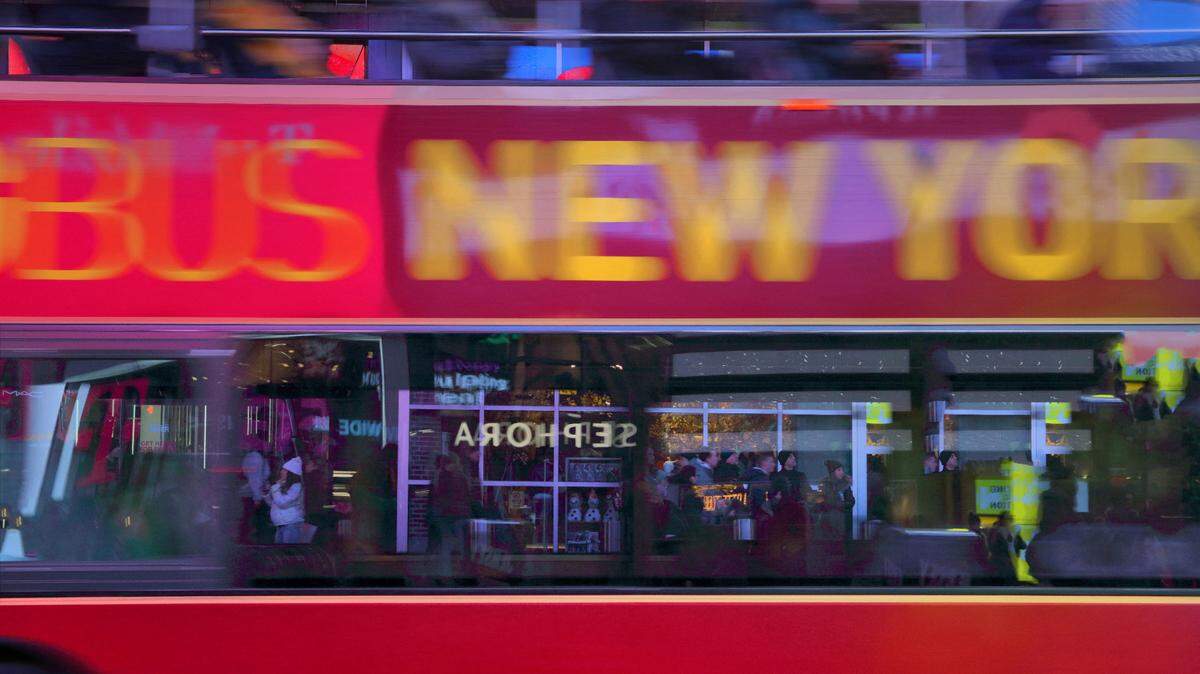 Foto de archivo de un autobús en Times Square, entre las calle Broadway y la avenida Siete, en Manhattan, Nueva York, en mayo de 2020. Los turistas europeas están dudando si viajar a Estados Unidos es la mejor opción, desanimados por la retorica antiinmigrante y los aranceles del presidente Trump.  