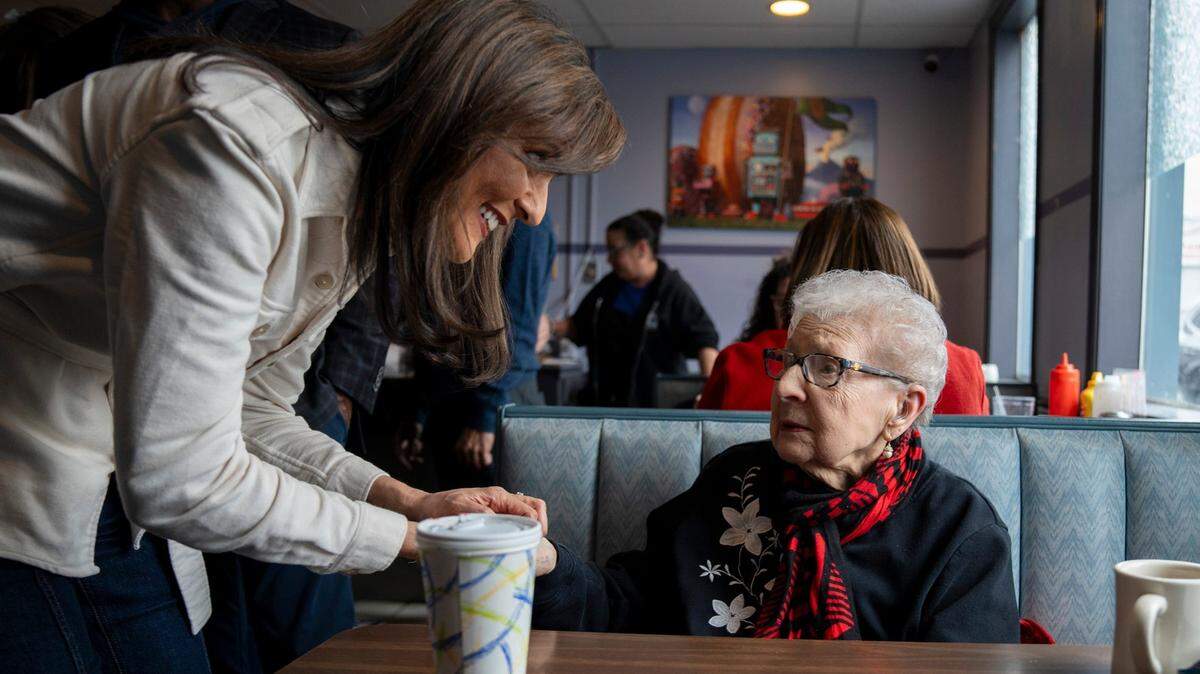 La precandidata presidencial republicano Nikki Haley saluda Georgette Georgi Hebert en un restaurante de Manchester, Nueva Hampshire, el martes 23 de enero de 2024.