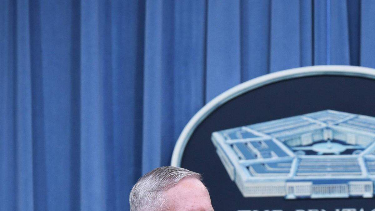 El Secretario de Defensa de Estados Unidos, James Mattis, (I) y el Comandante del Comando Central de Estados Unidos, Joseph Votel, participan en una reunión informativa en el Pentágono el 11 de abril de 2017 en Washington, DC. 