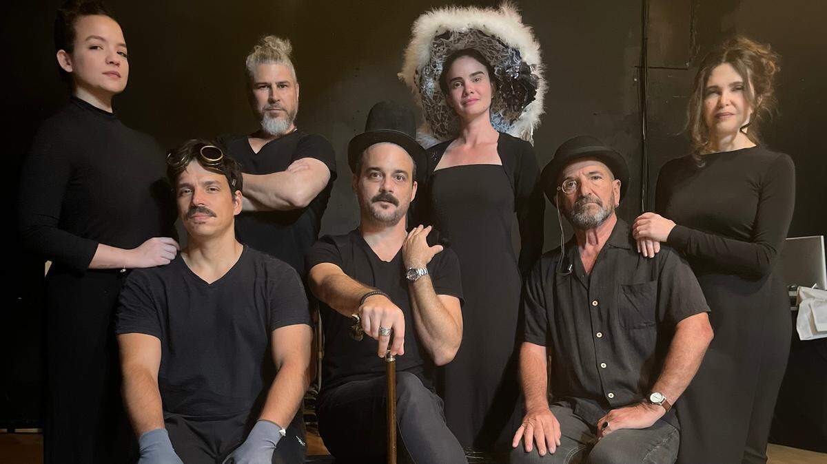 Elenco de ‘La soprano calva’. De pie: Laura Alemán, Larry Villanueva, Claudia Tomás y Alexa Kuve. Sentados: Andy Barbosa, Ariel Texidó y Gilberto Reyes