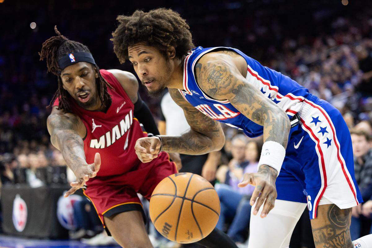 El jugador de los 76ers Kelly Oubre Jr. (izq.) trata de pasar la marca de Delon Wright, del Heat de Miami, en el partido celebrado el 18 de marzo de 2024 en Filadelfia.