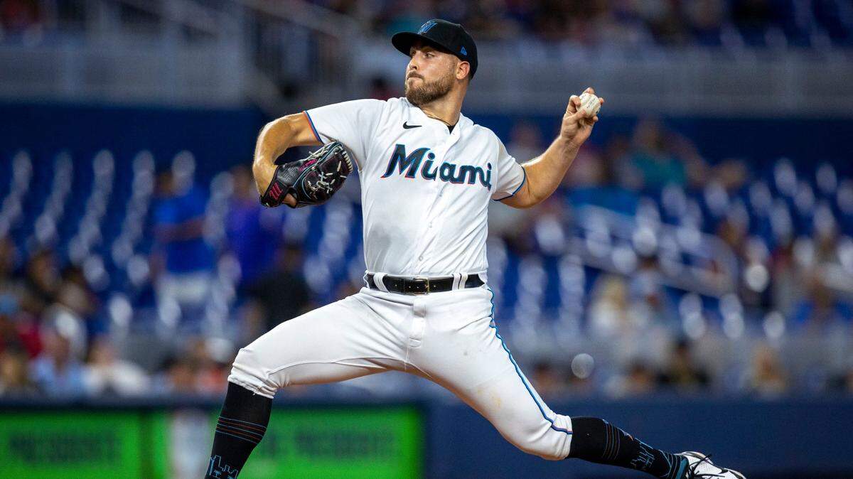El abridor de los Marlins Daniel Castano lanza en el primer inning del partido ante los Piratas de Pittsburgh, celebrado el 12 de julio de 2022 en Miami.