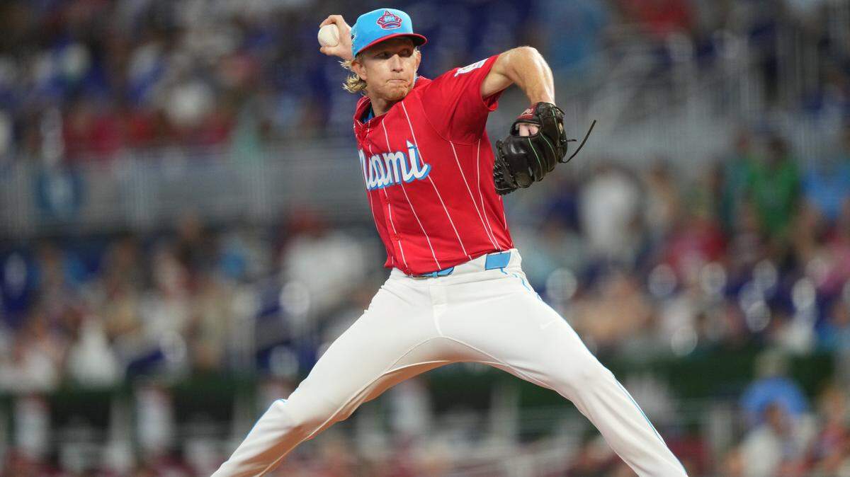 El lanzador de los Marlins de Miami, Darren McCaughan (68), lanza en la primera entrada contra los Filis de Filadelfia en el loanDepot Park, el 7 de septiembre de 2024; en Miami, Florida. Crédito obligatorio: Jim Rassol-Imagn Images