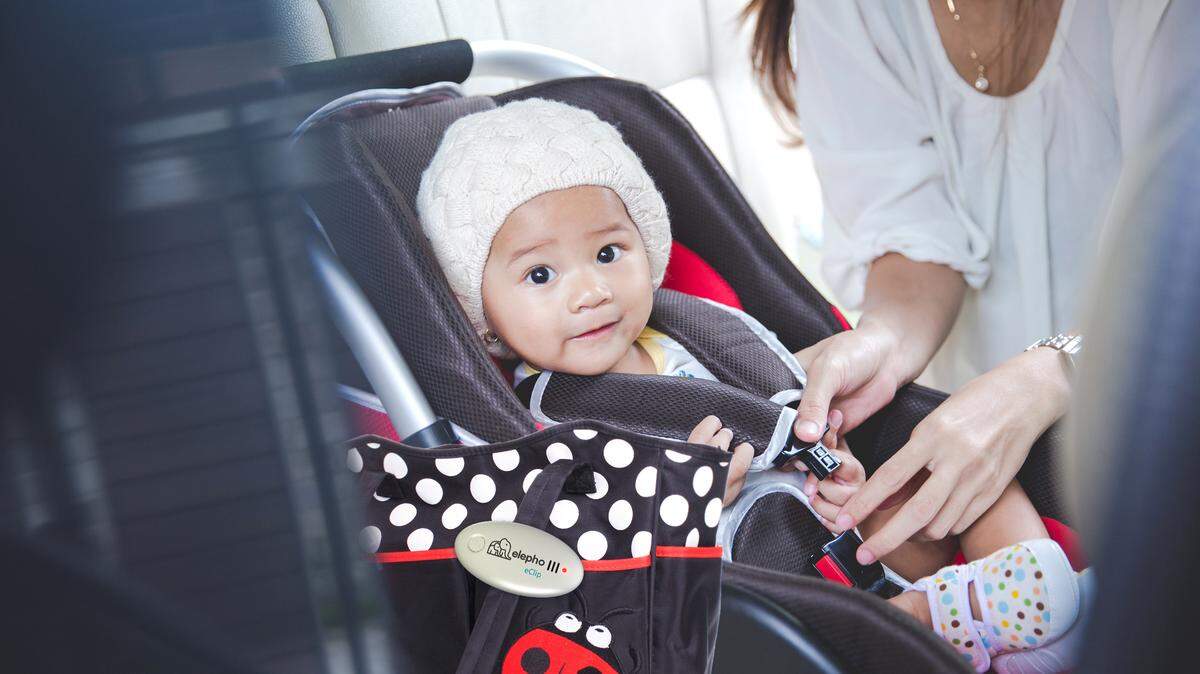 El dispositivo eClip consiste en un pequeño artilugio que se sujeta a la sillita para el coche del bebé y se conecta al teléfono móvil mediante un sistema de Bluetooth. En caso de que dicho teléfono se separe más de 15 pies, eClip mandará una notificación.