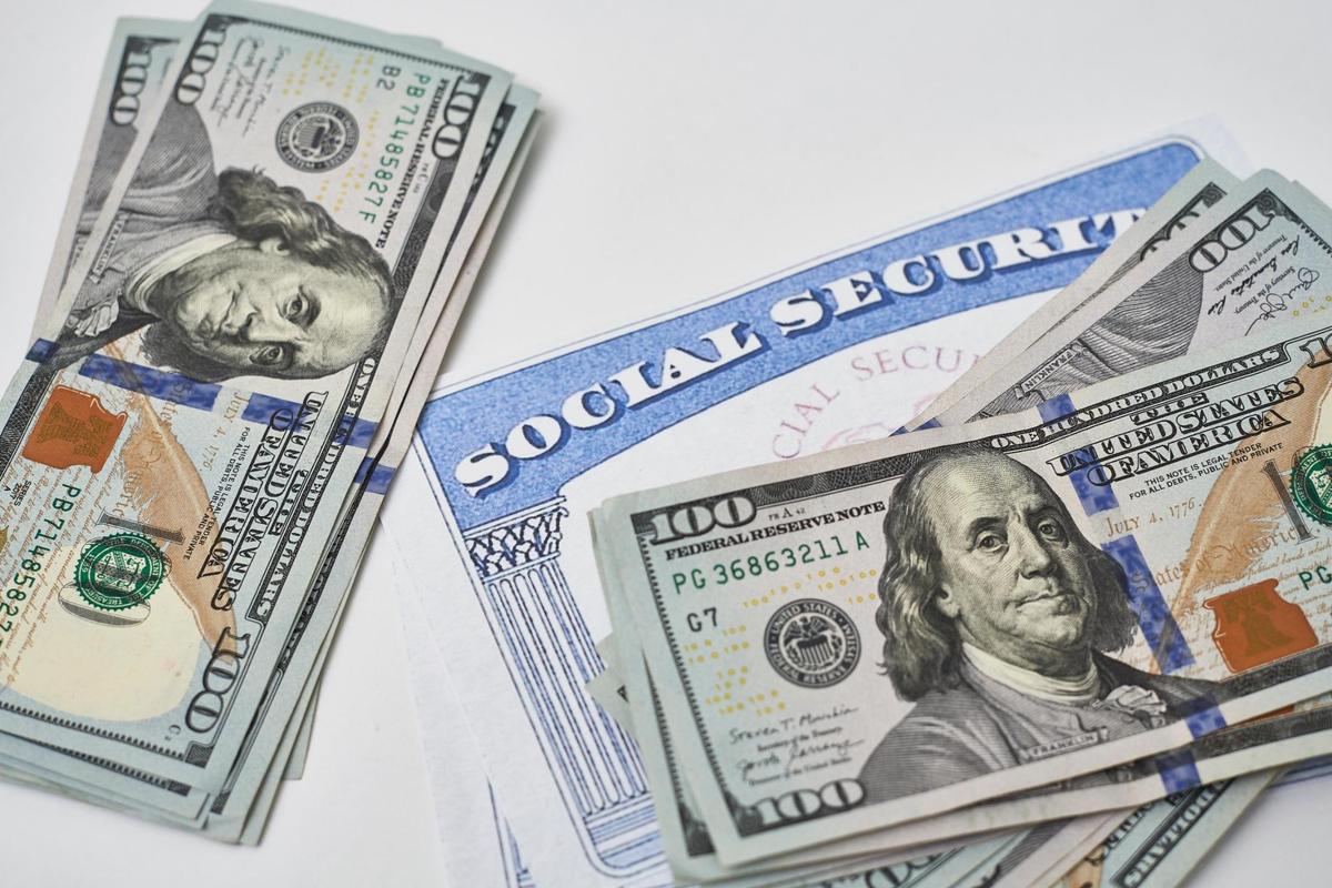 Beneficiarios del Seguro Social y ayuda suplementaria recibirán un aumento del 8.7 por ciento en sus pagos mensuales a partir de enero, anunció la Administración del Seguro Social. El aumento puede impactar el pago de los impuestos y las ayudas gubernamentales que reciben los retirados.