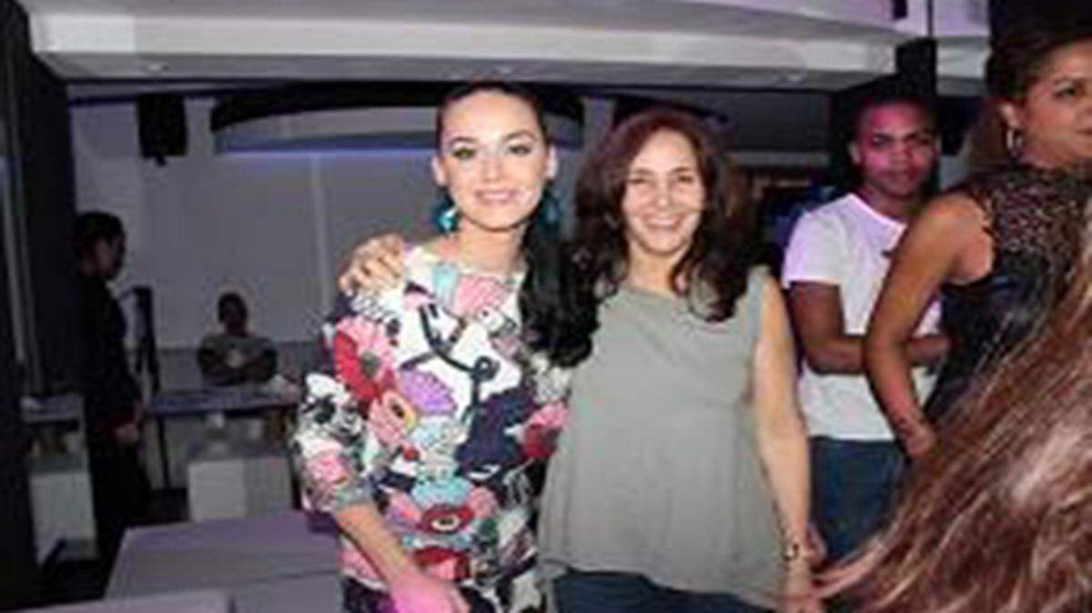 La cantante y compositora estadounidense Katy Perry y la sexóloga Mariela Castro, hija del gobernante cubano Raúl Castro, visitaron juntas la noche del jueves un bar privado en La Habana, informó este viernes la gerente del lugar.