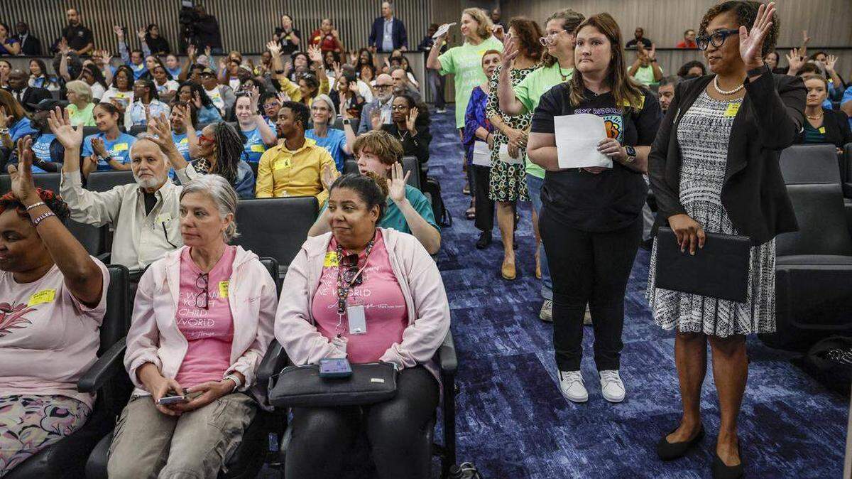 El público hace fila para hablar mientras los asistentes reaccionan a los comentarios sobre la protección de la financiación pública durante la propuesta presupuestaria para 2026 de la alcaldesa de Miami-Dade, Daniella Levine Cava, en el Centro de Gobierno Stephen P. Clark de Miami, Florida, el jueves 4 de septiembre de 2025.