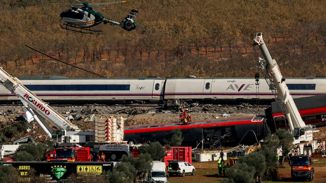 La maquinista del tren que recibió el impacto en España intentó arrancar 2 veces sin éxito