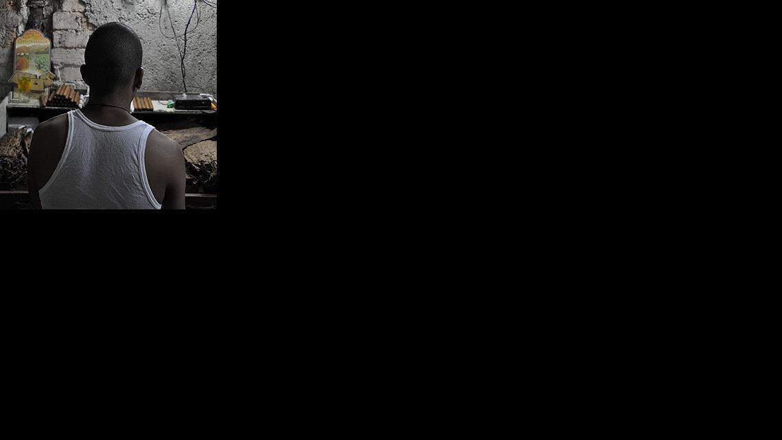 El dinero que este tabaquero clandestino se gana bajo riesgo de ir a la cárcel representa la otra cara del afamado puro cubano.