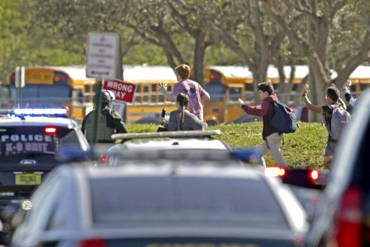 El 14 febrero de 2018 Nikolas Cruz, un exalumno expulsado por indisciplina, dispara con un fusil de asalto y mata a 17 personas en una escuela secundaria Stoneman Douglas en Parkland (Florida).