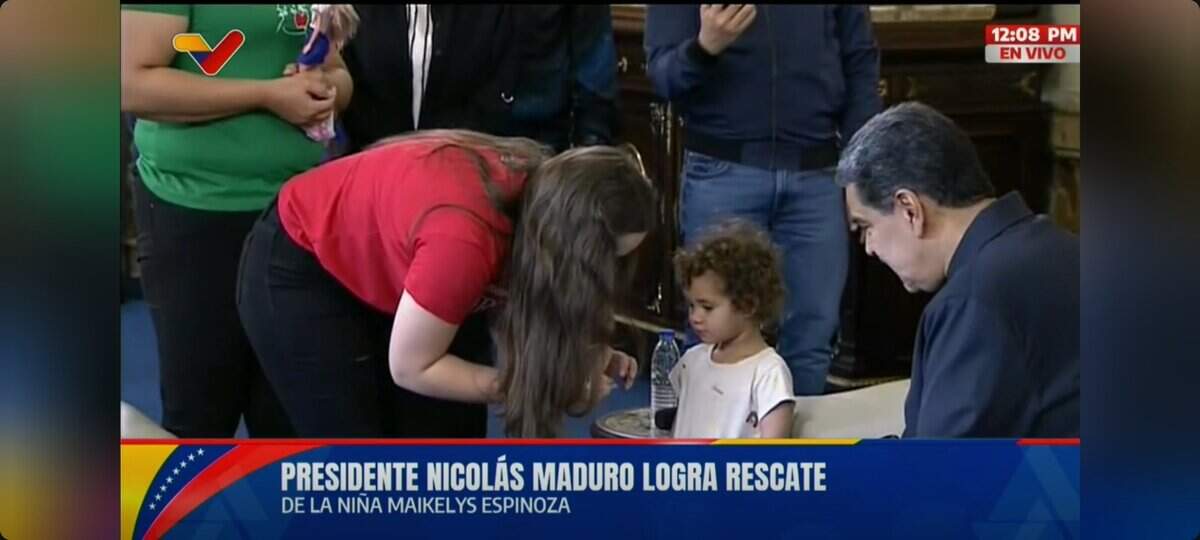 Imagen tomada de televisión que muestra a la niña Maikelys Espinoza, recibida por su madre, Yorelys Bernal, y el gobernante venezolano Nicolás Maduro, el miércoles 14 de mayo de 2025, en Caracas.