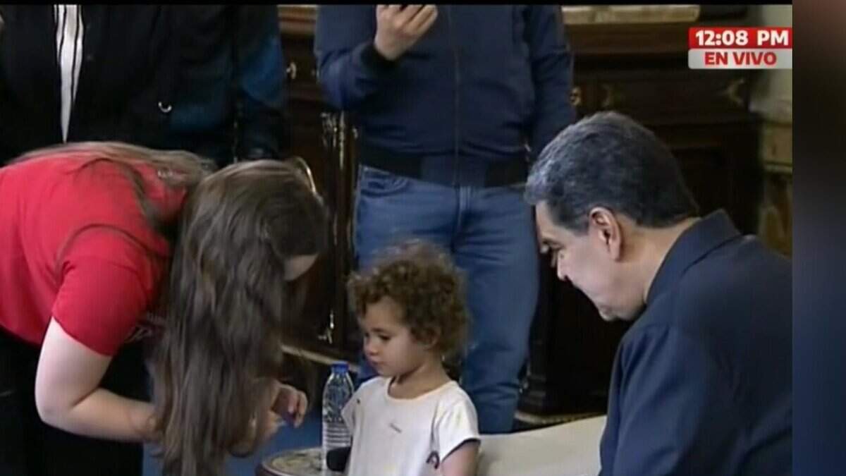 Imagen tomada de televisión que muestra a la niña Maikelys Espinoza, recibida por su madre, Yorelys Bernal, y el gobernante venezolano Nicolás Maduro, el miércoles 14 de mayo de 2025, en Caracas.