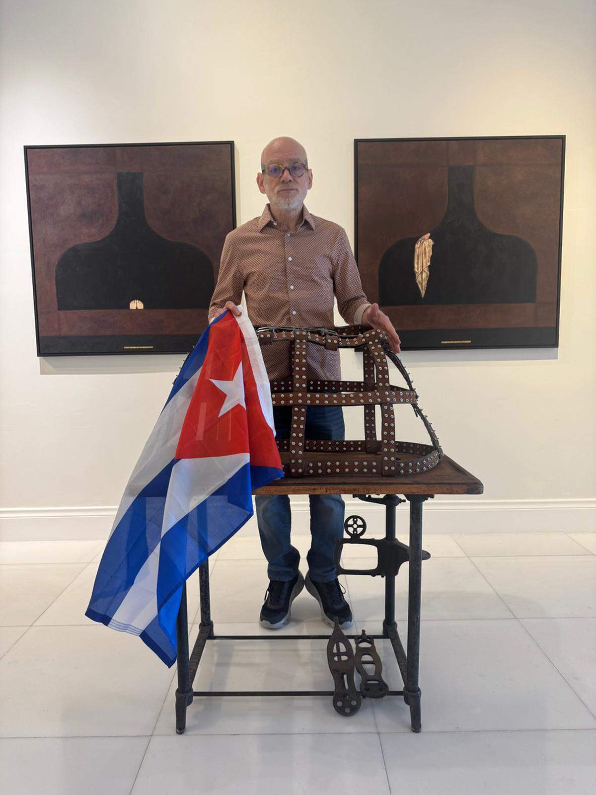 En la imagen Jesús Selgas apoyado en la obra “La Habana para una infanta difunta V”, durante la inauguración de la muestra “Selgas. Esencial”. Museo americano de la diáspora cubana.