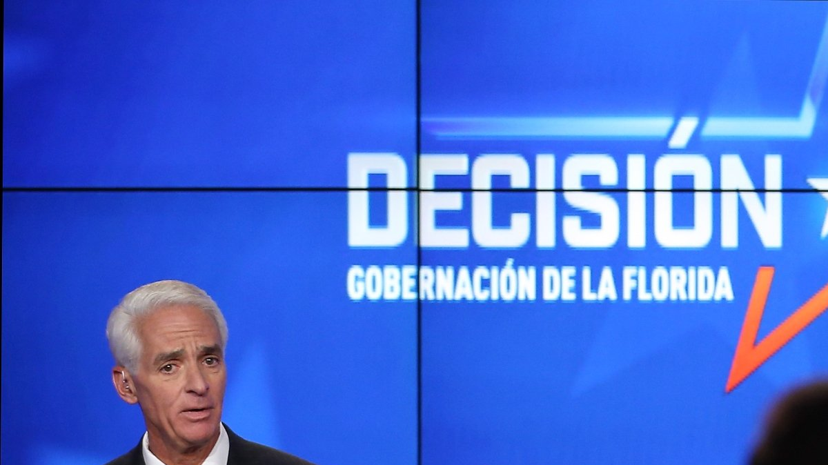 El demócrata Charlie Crist (izq.) y el gobernador republicano Rick Scott, poco antes del inicio de su primer debate en las instalaciones de la cadena Telemundo.