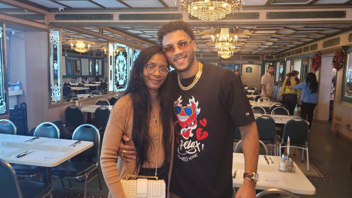 David Morrell y su madre Bety Gutiérrez Arencibia posan en el restaurante Versailles en Miami.
