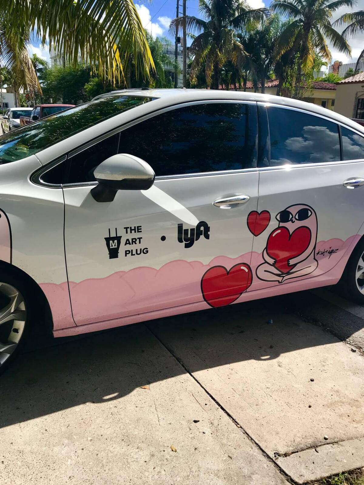 Un auto de Lyft cubierto con un diseño de artistas de The Art Plug Power House. Probablemente los vea durante la Semana de las Artes en Miami en el 2018.