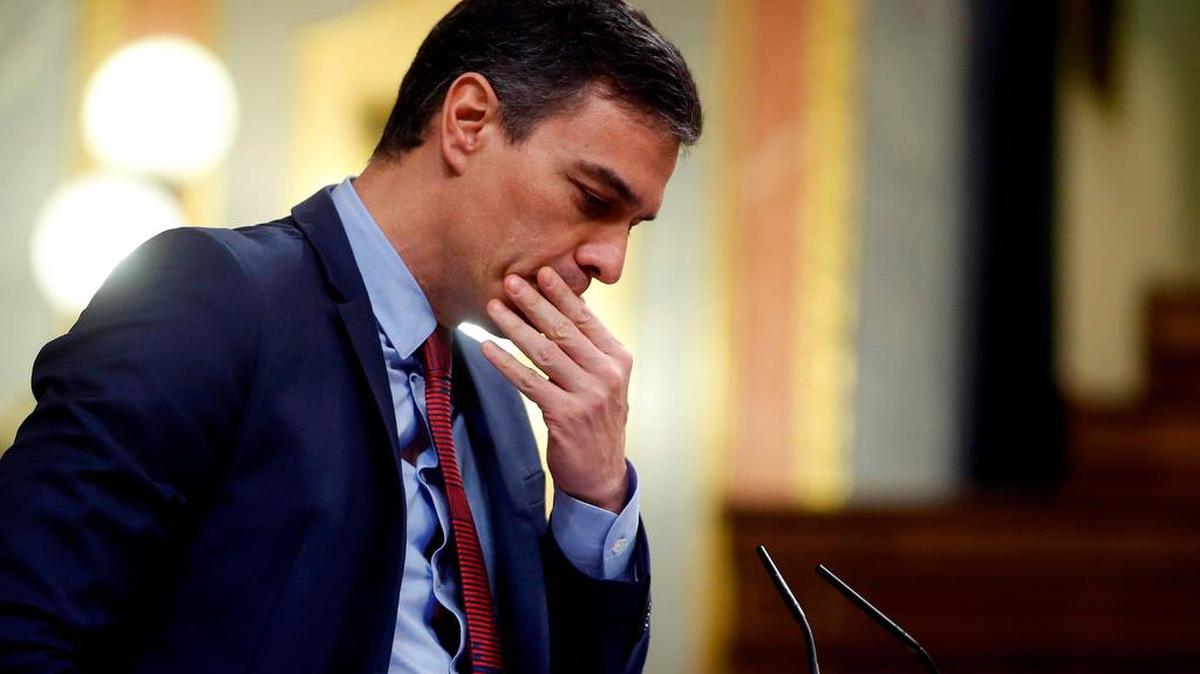 El Presidente del Gobierno de España, Pedro Sánchez pronuncia un discurso durante la sesión plenaria en la Cámara Baja del Parlamento español, en Madrid, el 09 de abril de 2020 durante un cierre nacional para prevenir la propagación de la enfermedad COVID-19.