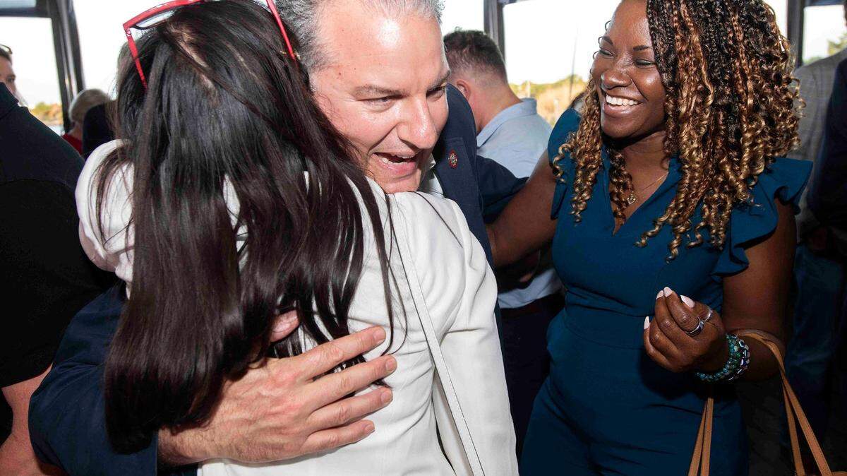 Jimmy Patronis, candidato al Distrito Uno de la Cámara de Representantes de EE.UU., agradece a sus seguidores por sus votos durante su evento de seguimiento en el Fish House en Pensacola, Florida, el 1 de abril de 2025.
