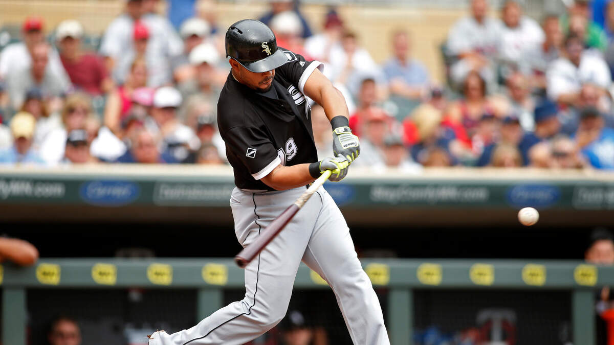 El primera base cubano de los Medias Blancas José Abreu batea un jonrón contra los Mellizos, en un partido efectuado el 4 de septiembre de 2016.