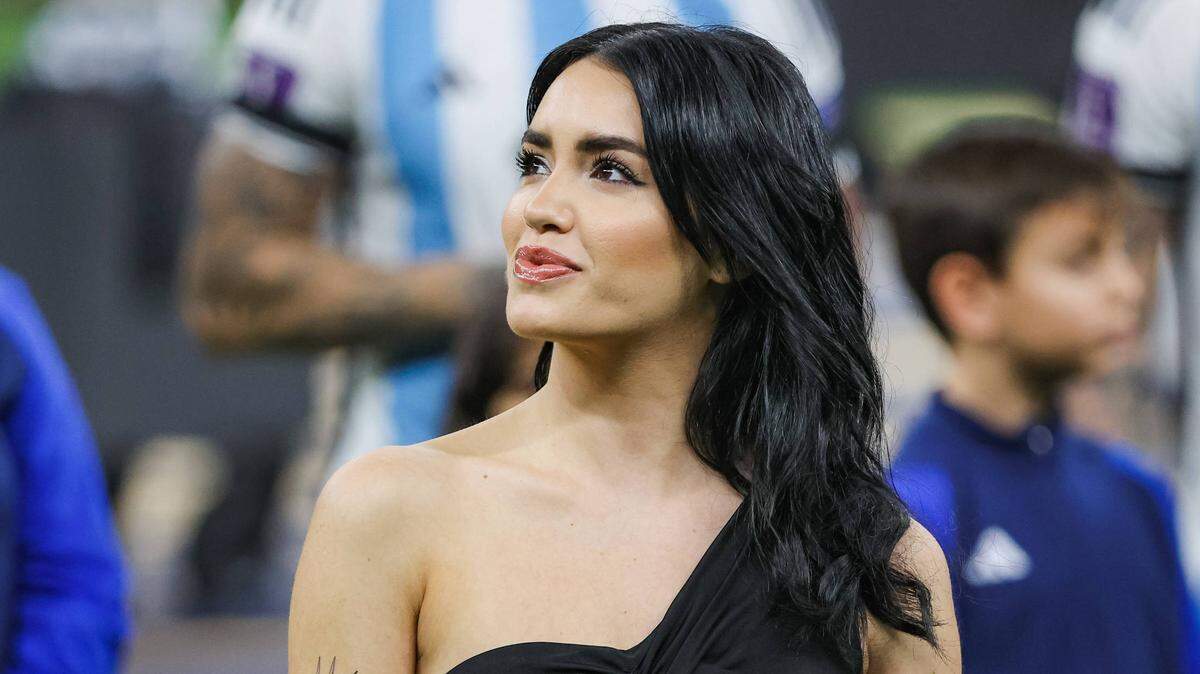 La cantante argentina Lali Espósito mira a las gradas después de cantar el himno nacional de su país en la final de la Copa Mundial de Fútbol, el 18 de diciembre de 2022, en Doha, Catar.