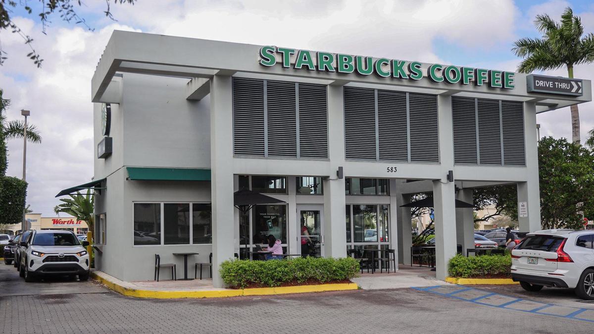 Facade of the Starbucks branch, located in the heart of Hialeah, whose employees are in the process of unionization.