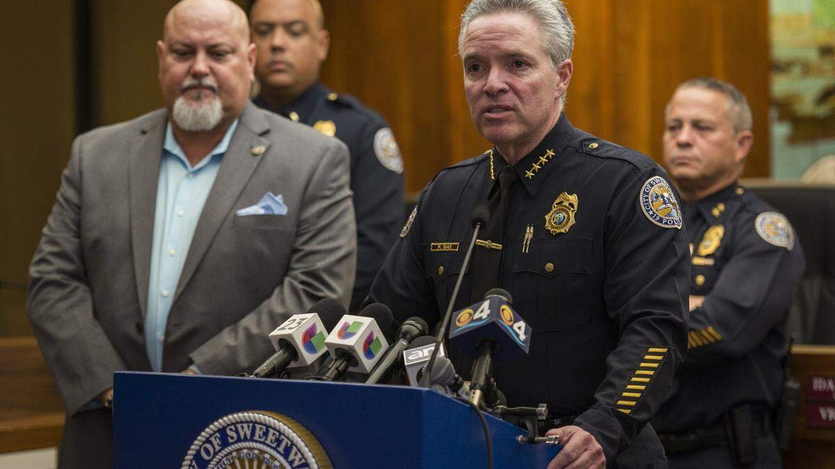 El jefe de policía de Sweetwater, Plácido Díaz, durante una conferencia de prensa en el ayuntamiento de la municipalidad el miércoles 14 de junio de 2017.
