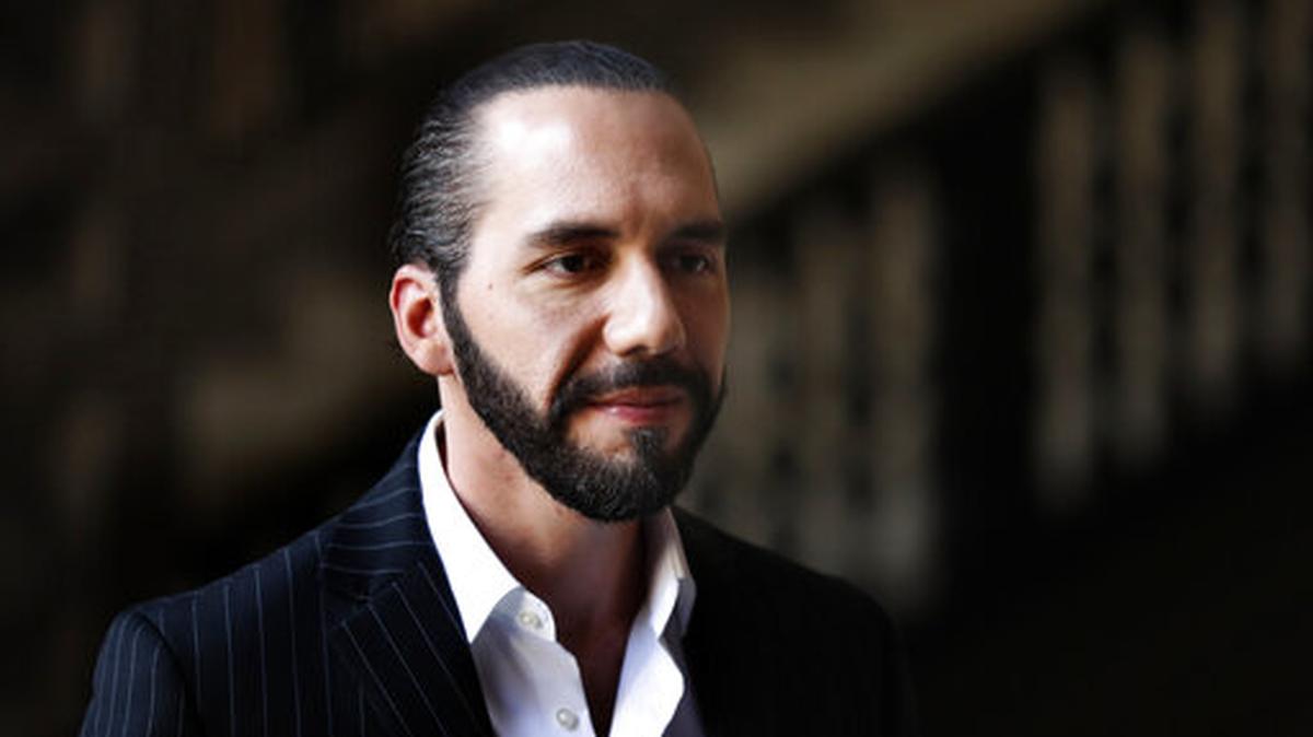 El presidente electo de El Salvador, Nayib Bukele, hace declaraciones a la prensa en el Palacio Nacional de México al término de su reunión con el mandatario mexicano Andrés Manuel López Obrador en la Ciudad de México, el martes 12 de marzo de 2019. (AP Foto/Marco Ugarte)