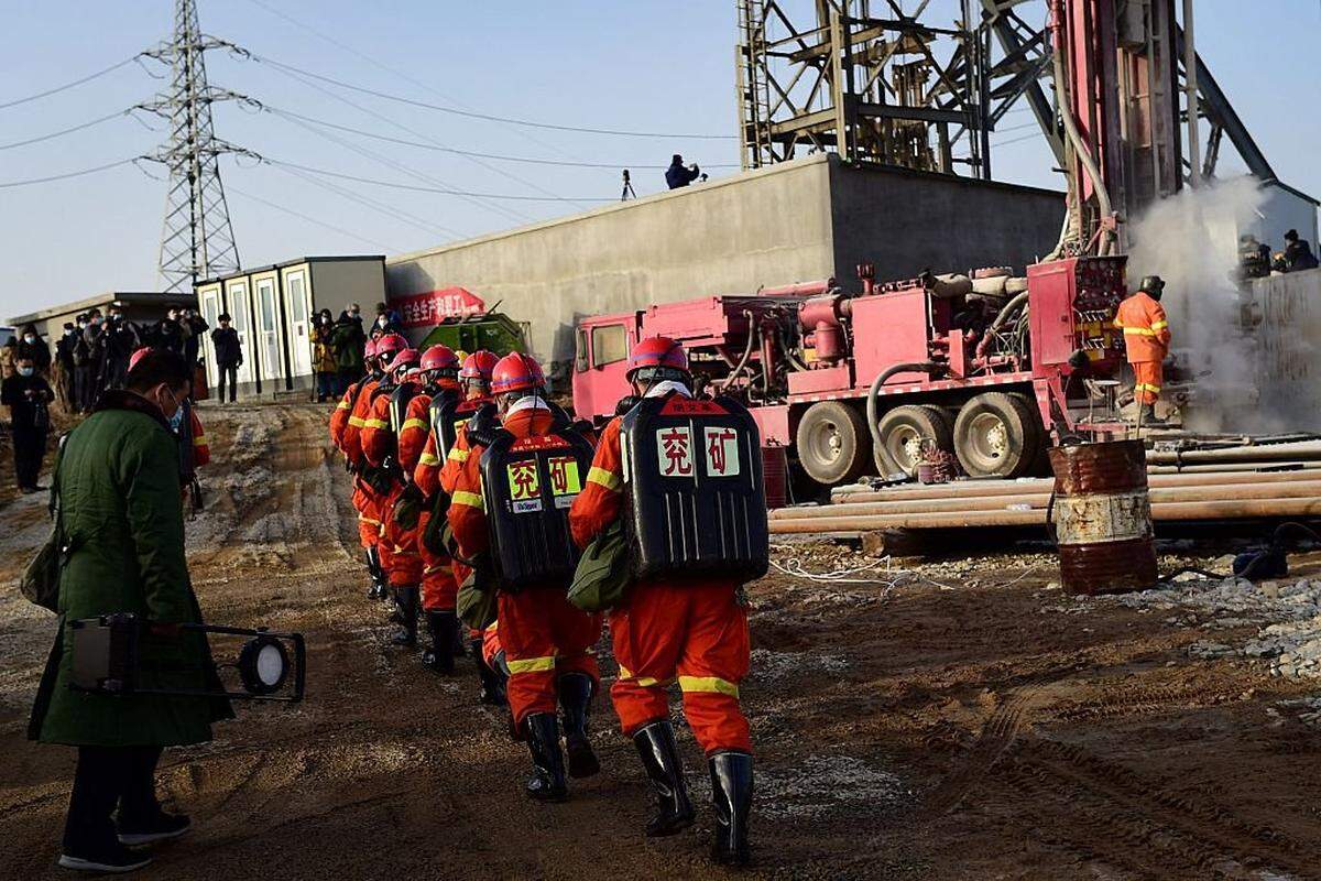 Esta fotografía, tomada el 13 de enero de 2021, muestra a equipos de rescate trabajando en el lugar de la explosión de una mina de oro, donde 22 mineros quedaron atrapados bajo tierra en Qixia, en la provincia de Shandong, al este de China.