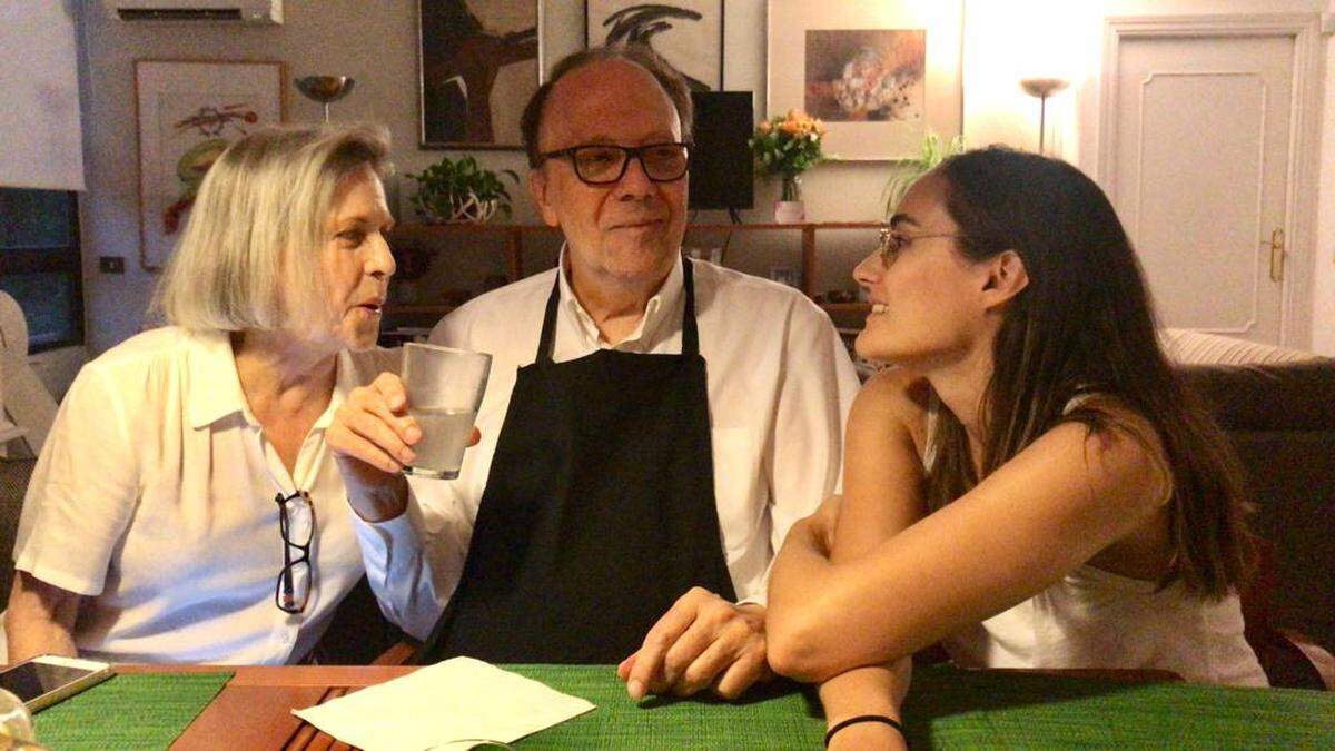 Linda Montaner, Carlos Alberto Montaner y una de sus nietas, Gabriela, hija menor de Gina Montaner, en su casa en Madrid.