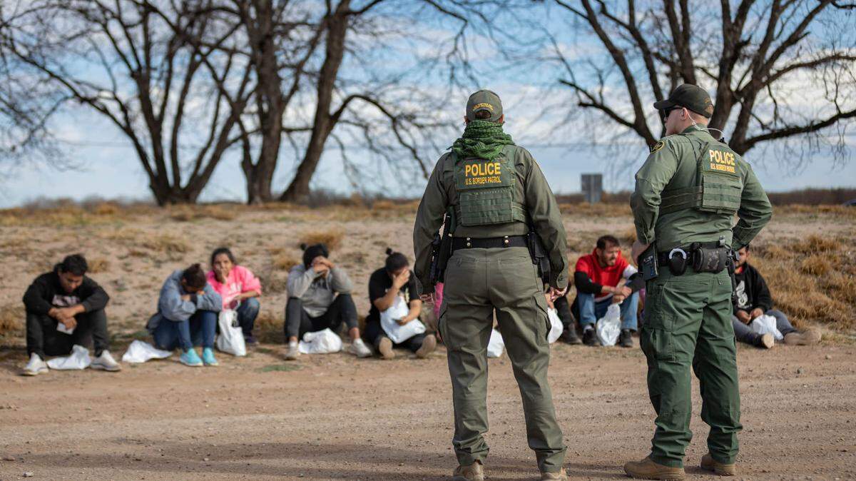 UN GRUPO de inmigrantes es detenido por agentes de la Patrulla Fronteriza, en Quemado, Texas, el 3 de febrero de 2024.
