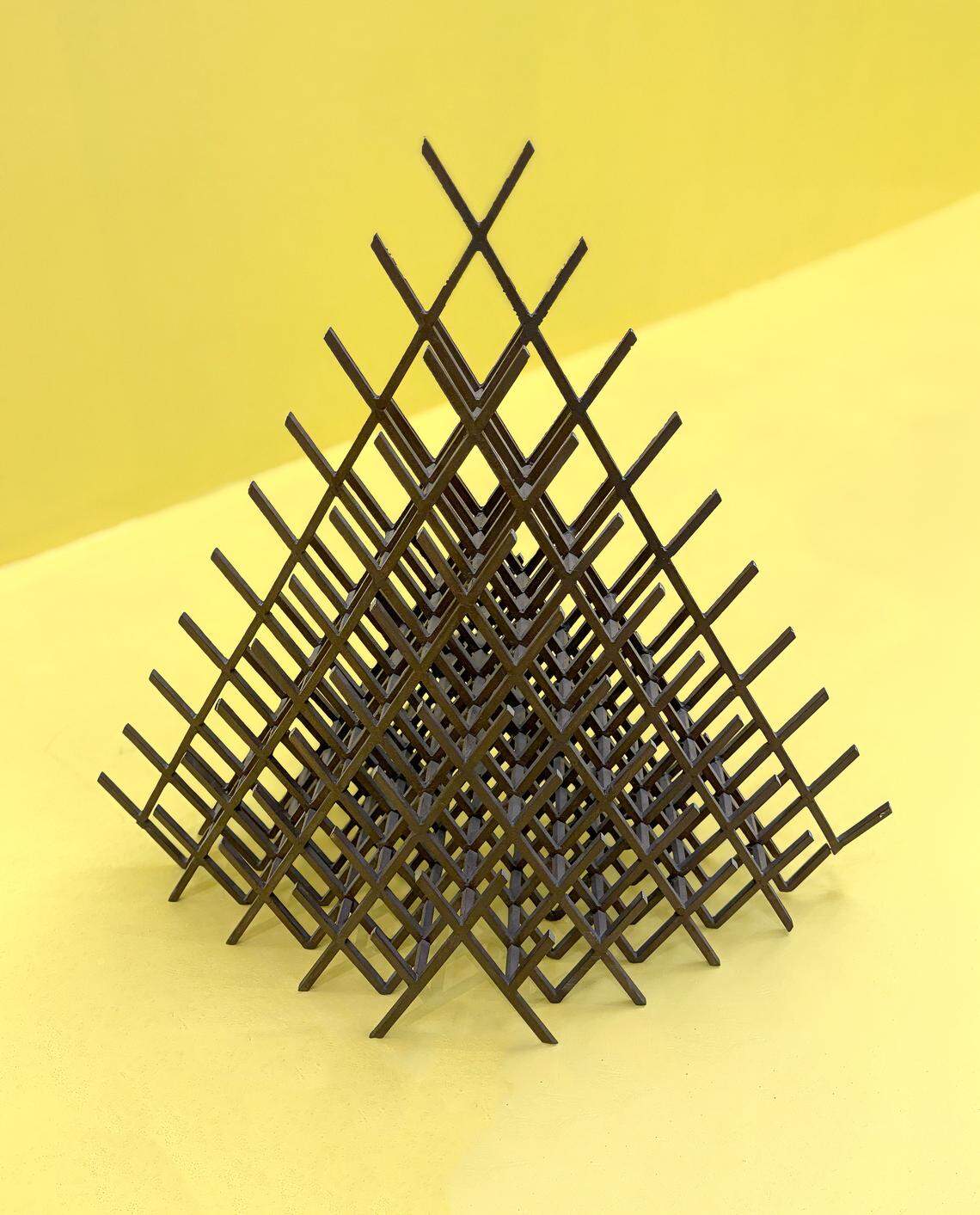‘Grid, (Pyramid)’, 2014, acero con pátina de óxido, 23 x 23 pulgadas.