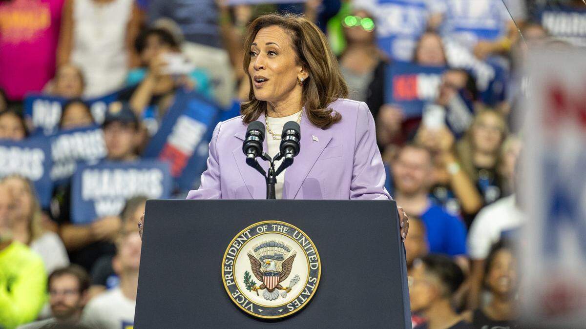 La candidata presidencial demócrata, la vicepresidente de Estados Unidos, Kamala Harris, da un discurso ante seguidores en un mitin en Las Vegas, Nevada.
