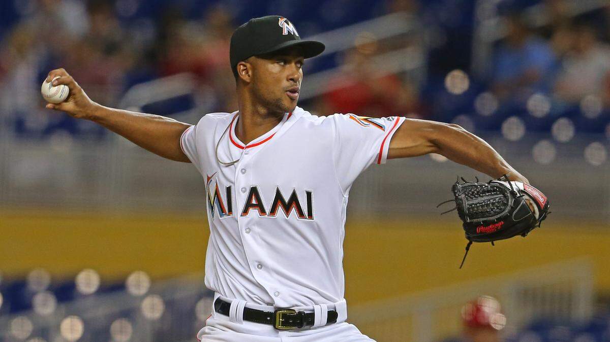 El abridor de los Marlins Sandy Alcántara lanza en el segundo inning del partido ante los Filis, celebrado el 5 de septiembre de 2018 en Miami.