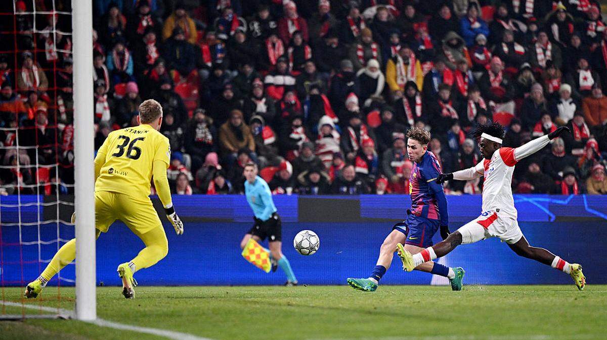 El delantero de Barcelona Fermín López (der.) anota un gol ante el Slavia Praga, en el partido de la Liga de Campeones celebrado el 21 de enero de 2026 en Praga, República Checa. 