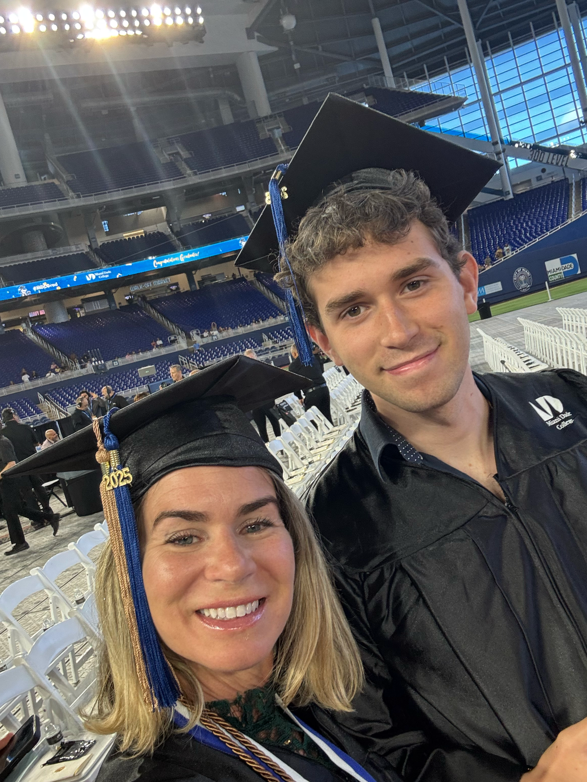 Haivyl López con su hijo, Sebastián Vera, el día de la graduación de ambos del Miami-Dade College el 26 de abril de 2025.