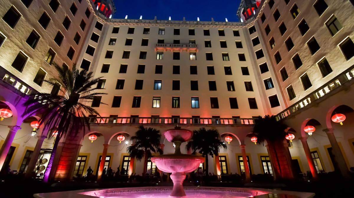 El Hotel Nacional de Cuba es decorado con lámparas rojas para celebrar el Año Nuevo Chino, el 28 de enero de 2025, en La Habana. La tasa de ocupación hotelera en Cuba cayó casi siete puntos porcentuales en el primer semestre del año, hasta el 21.5%, según fuentes estatales.