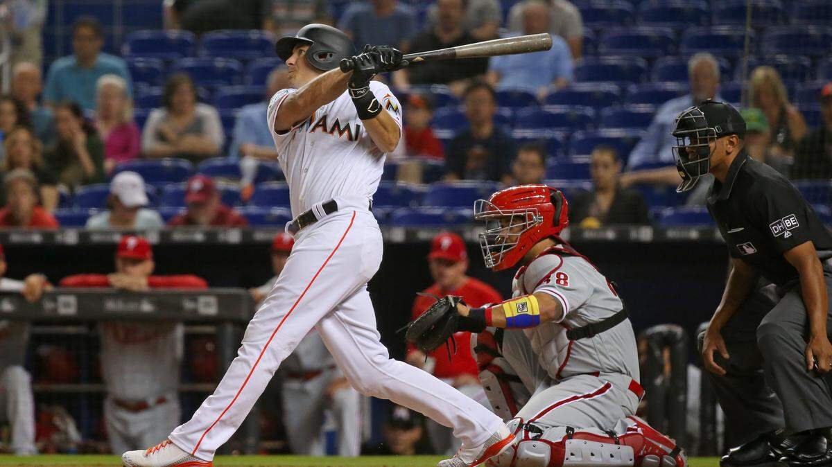 J.T. Realmuto batea por los Marlins en un partido contra los Filis, el 1ro de mayo de 2018 en Miami.